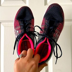 •SKECHERS• Memory Foam Sneakers